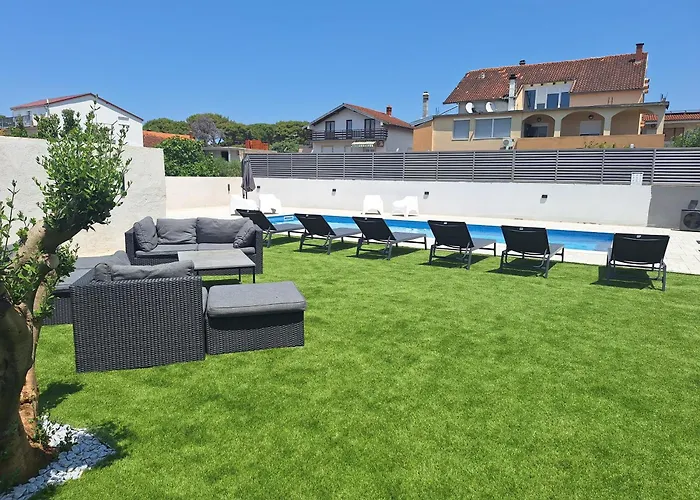 Lucy Apartments With Heated Pool & Free Private Parking