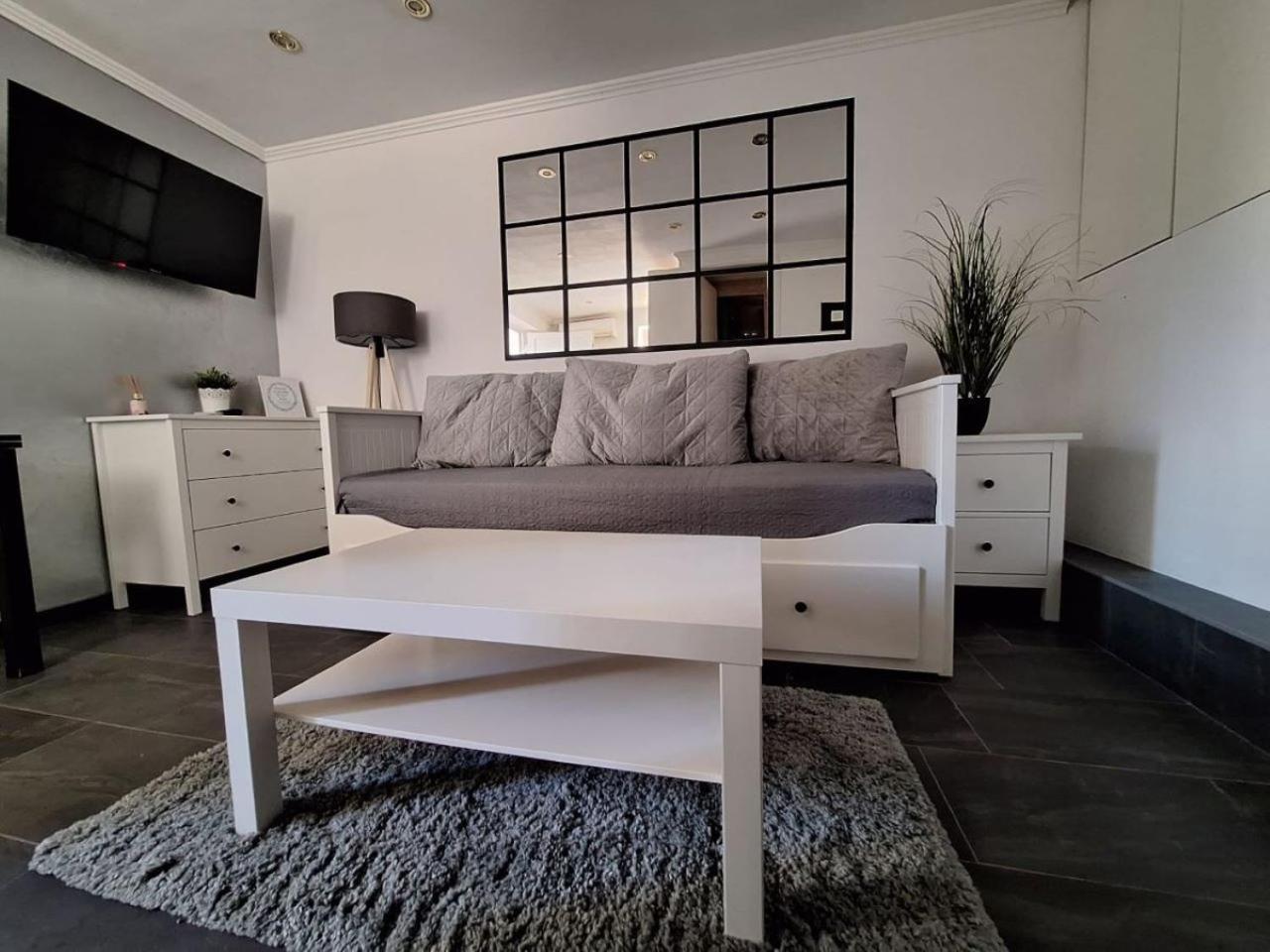Lucy With Heated Pool & Free Private Parking Apartment *