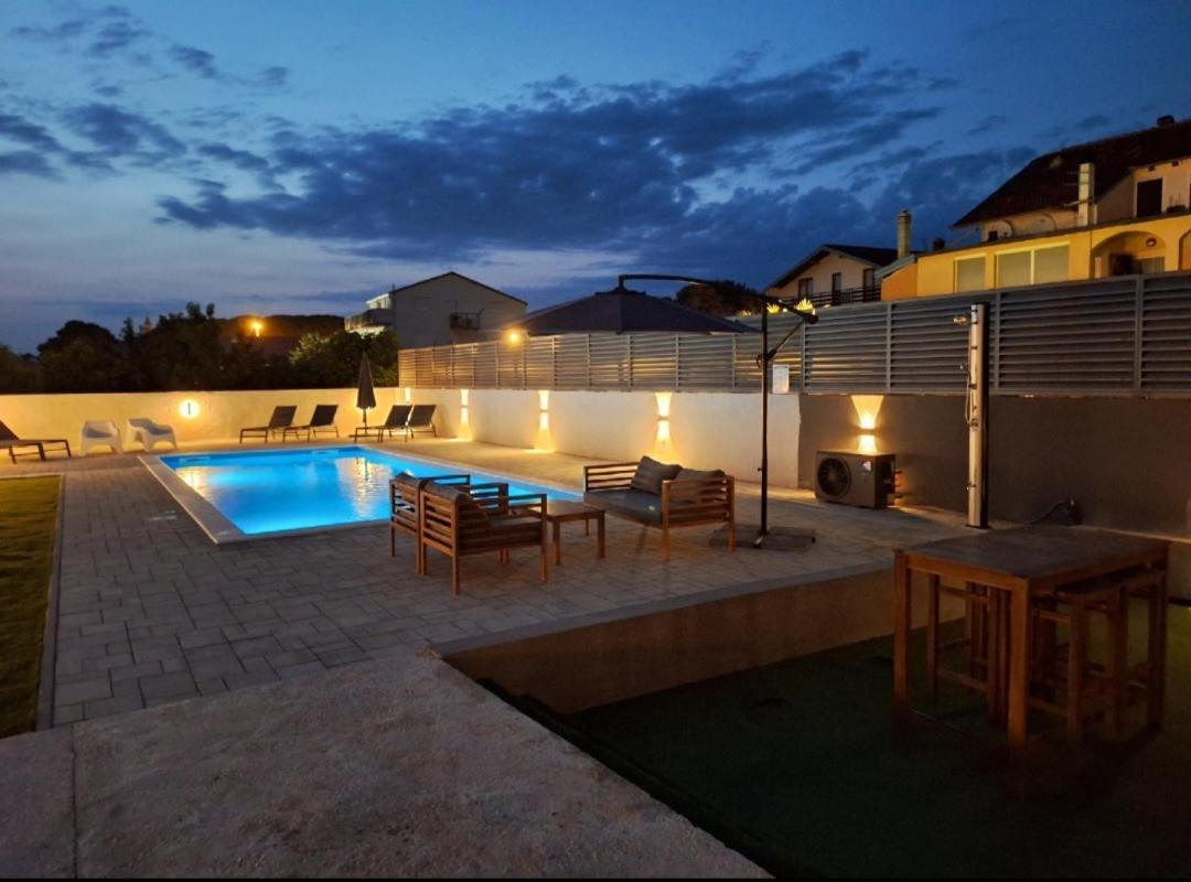 Lucy With Heated Pool & Free Private Parking Apartment