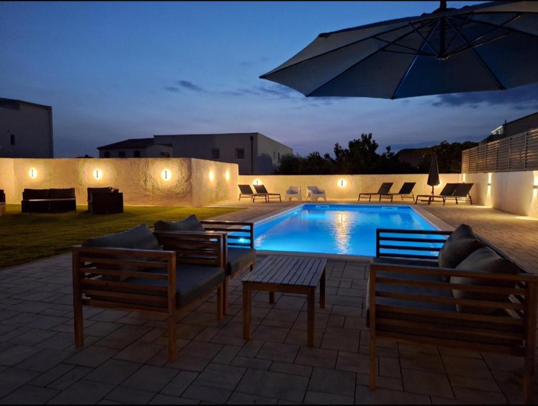 Lucy With Heated Pool & Free Private Parking Apartment
