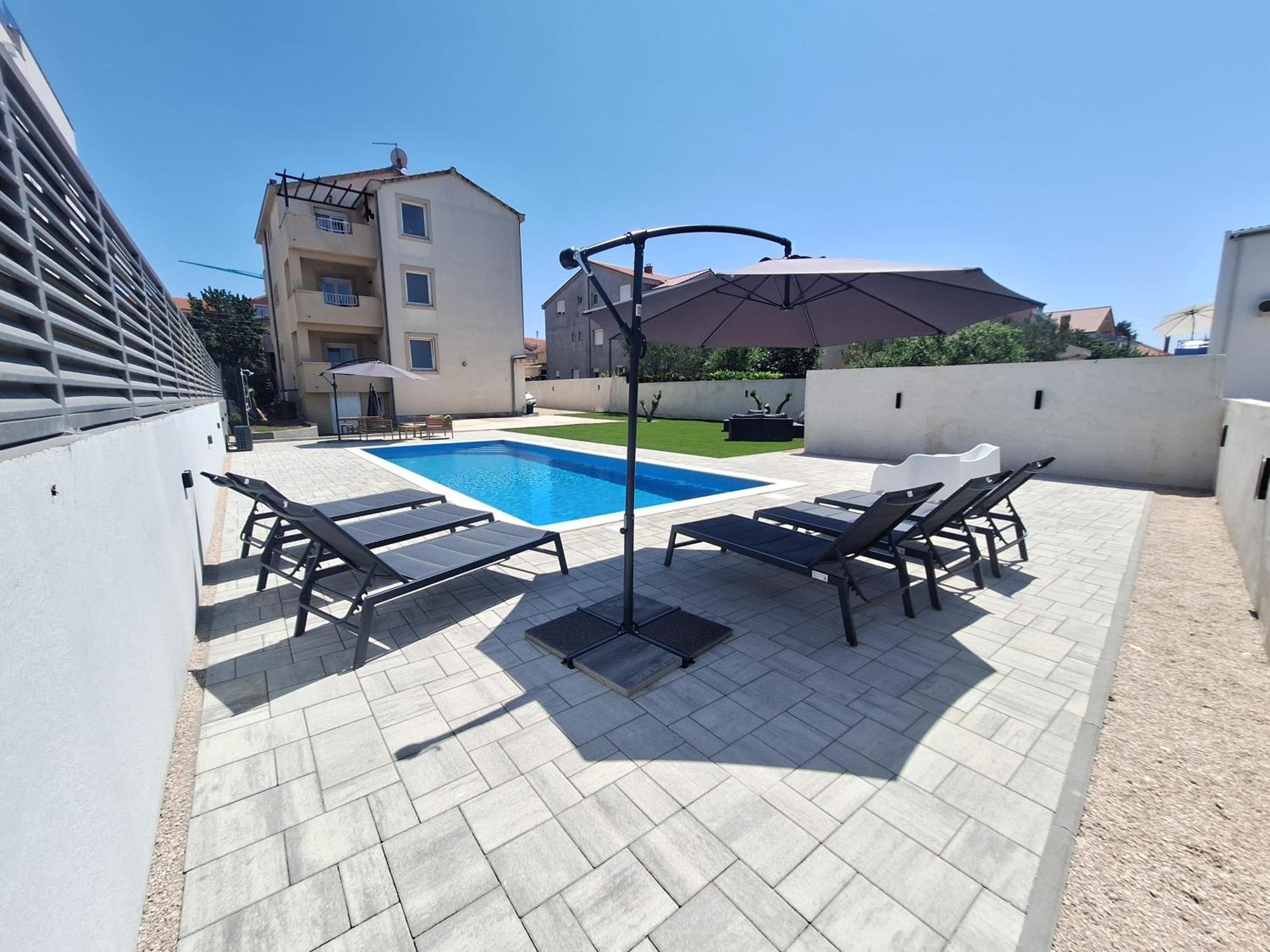 Lucy With Heated Pool & Free Private Parking *