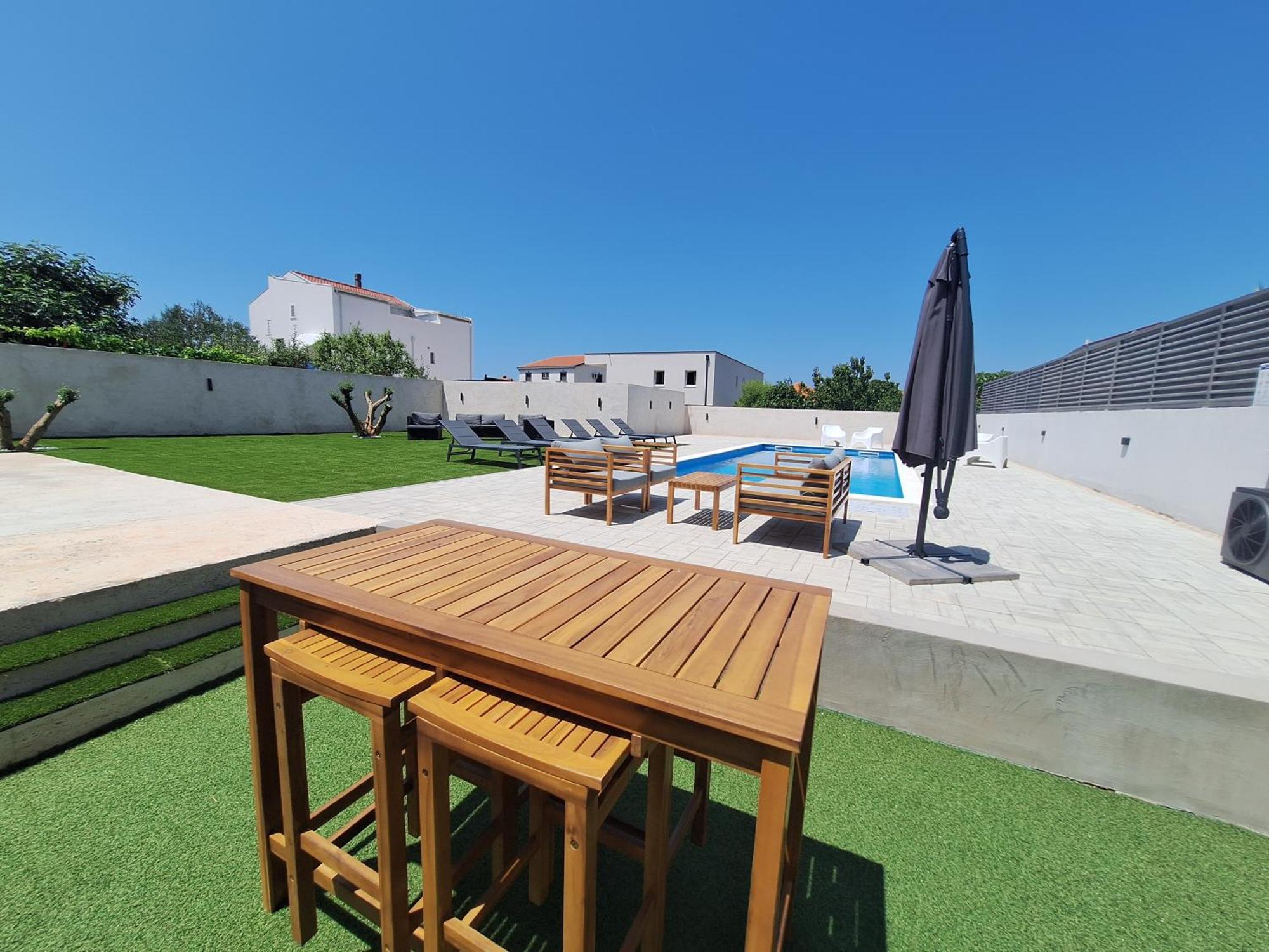 Lucy With Heated Pool & Free Private Parking Apartment