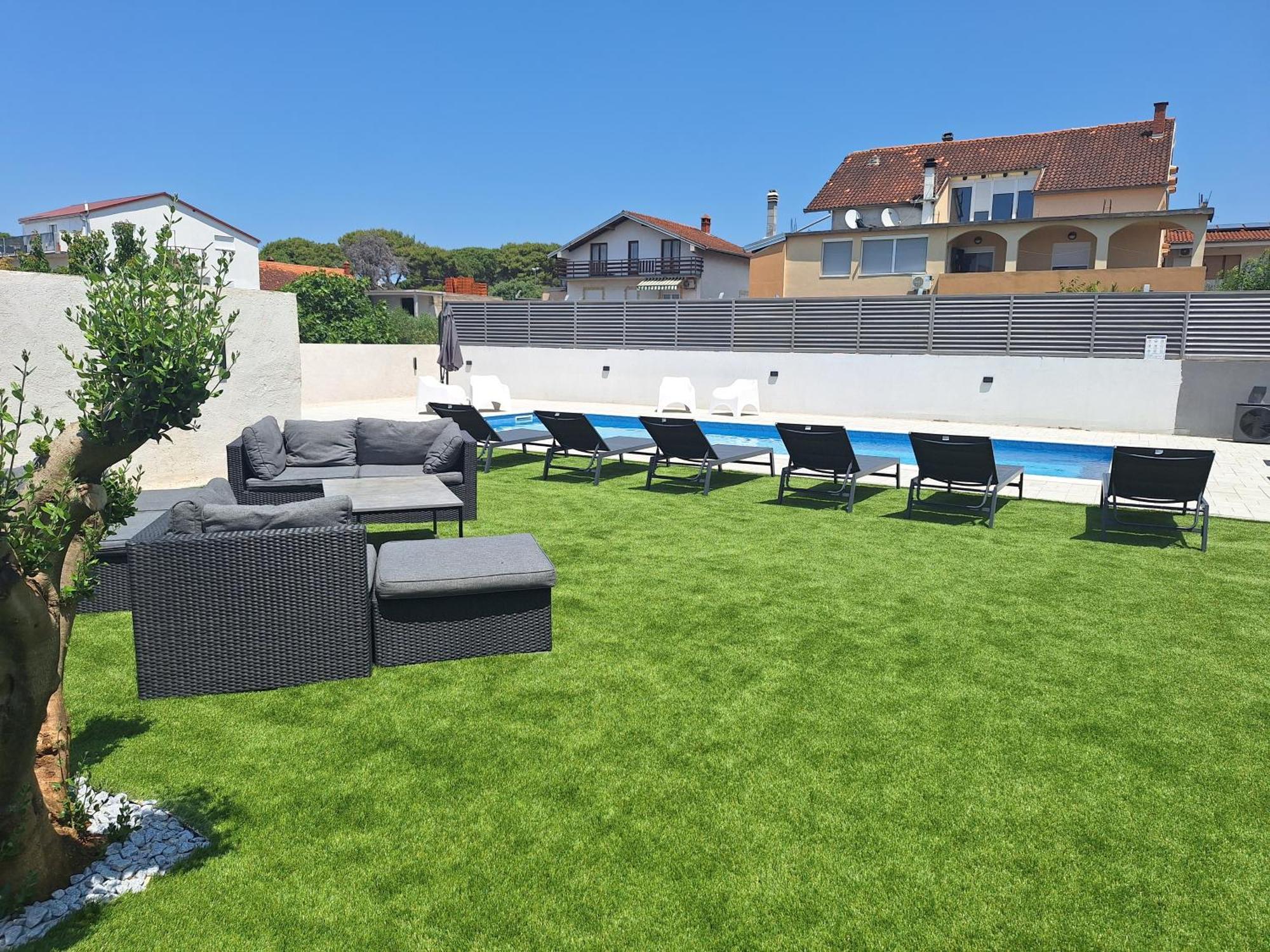 Lucy With Heated Pool & Free Private Parking Apartment *