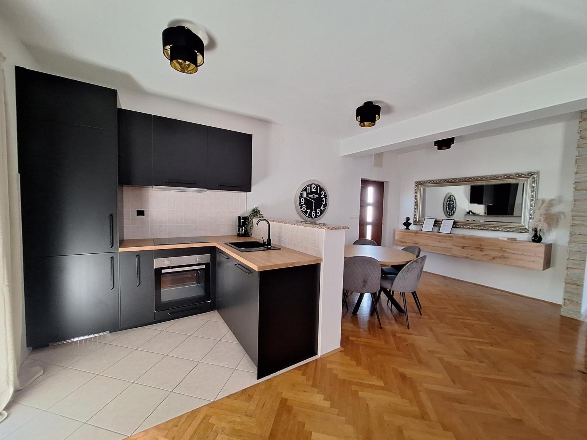 Apartment Lucy With Heated Pool & Free Private Parking *