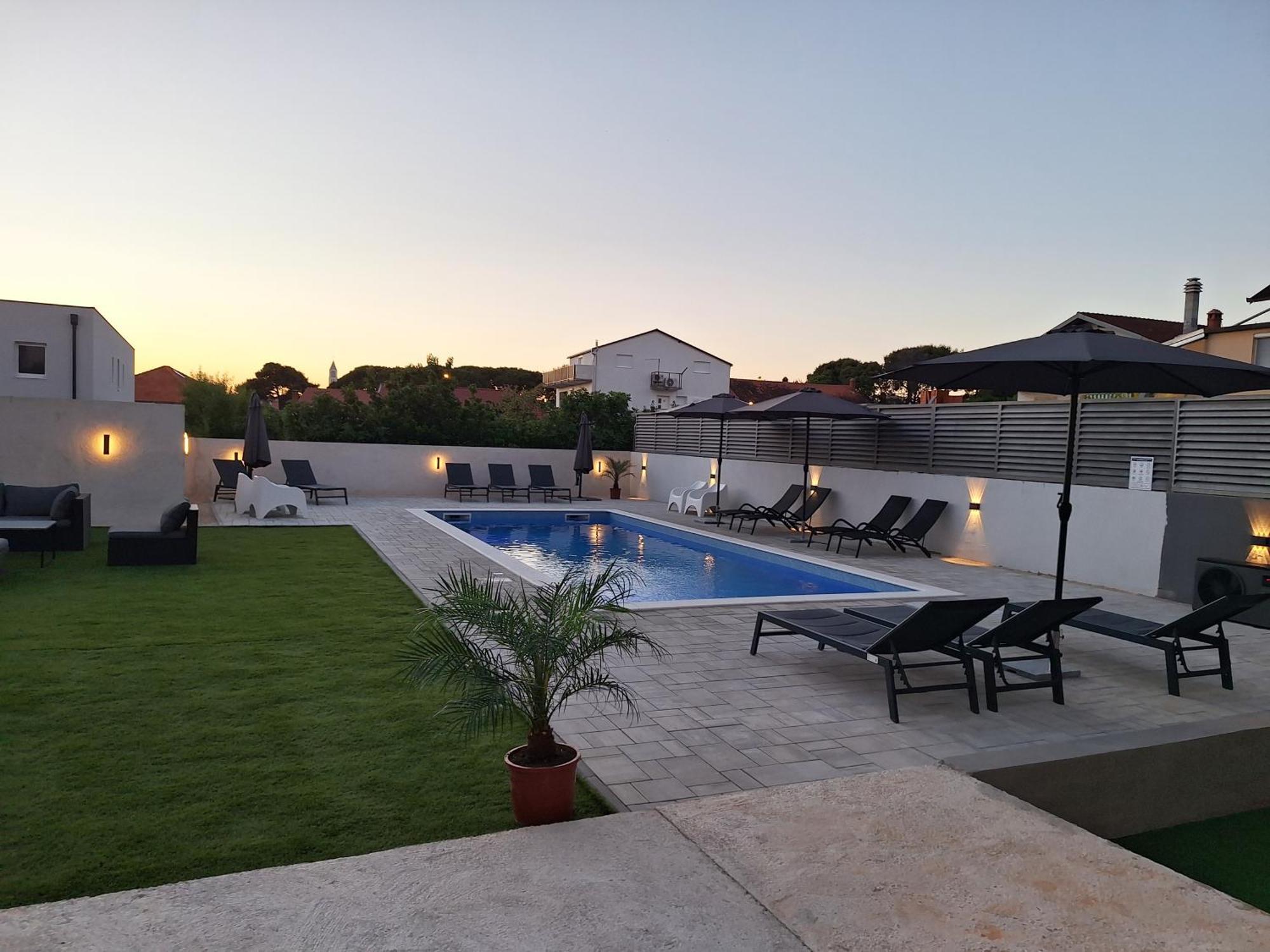 Lucy With Heated Pool & Free Private Parking Apartment *